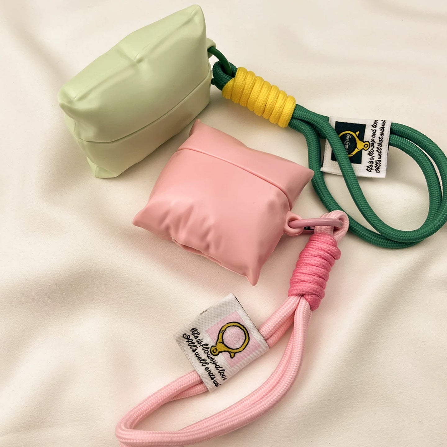 주름진 불규칙 베개 모양 에어팟 케이스 (손목 스트랩 포함)
