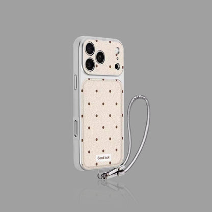 손목 스트랩 옵션이 있는 물방울무늬 가죽 iPhone 케이스