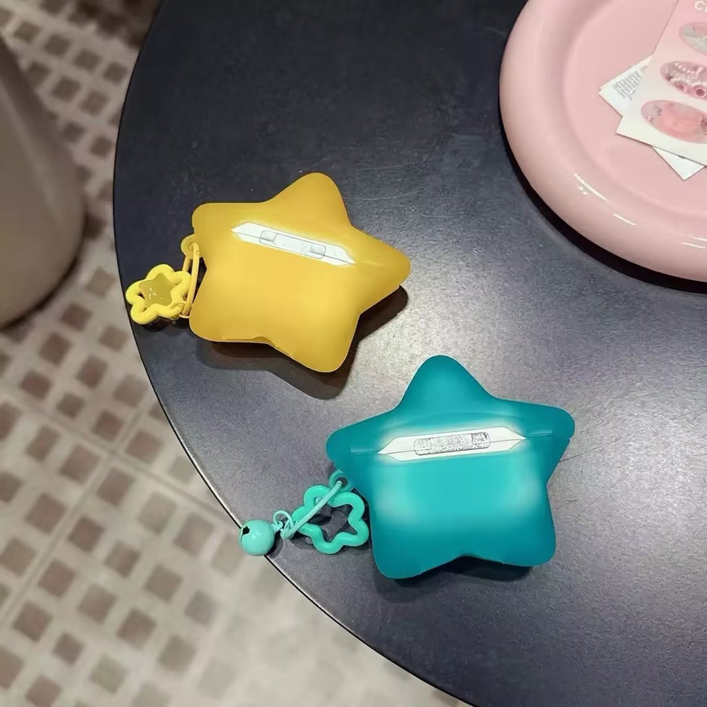별 모양 장식이 달린 무광 에어팟 케이스 (별 모양 참 장식 포함)